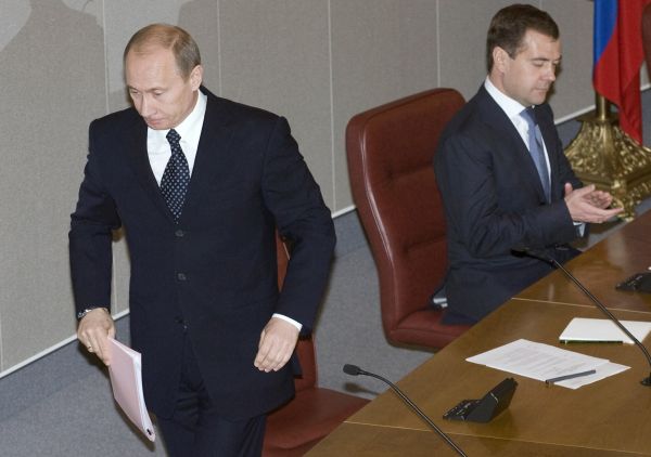 Výměna křesel. Putin a Medvěděv před Státní dumou. Výměna křesel. Putin a Medvěděv před Státní dumou.