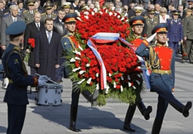 Den v&iacute;tězstv&iacute;. Nov&yacute; prezident a nov&yacute; premi&eacute;r u hrobu nezn&aacute;m&eacute;ho voj&aacute;ka.