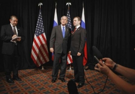 Medevěděv a Bush v Limě (23. 11. 08). Kreml se už up&iacute;r&aacute; jen k Obamovi.