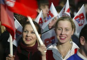 Putinovy fanynky na jeho předvolebním shromáždění Putinovy fanynky na jeho předvolebním shromáždění