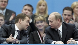 Medvěděv a Putin. Putinova korunovace na šéfa Jednotného Ruska.