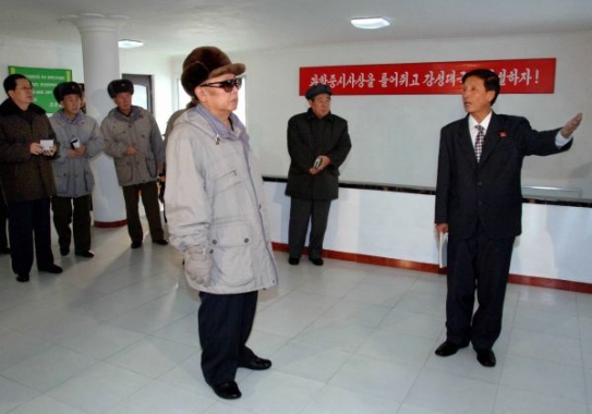 Kim Čong-il občas vykoukne z fotografie. Jinak ho veřejnost nespatří. Kim Čong-il občas vykoukne z fotografie. Jinak ho veřejnost nespatří.