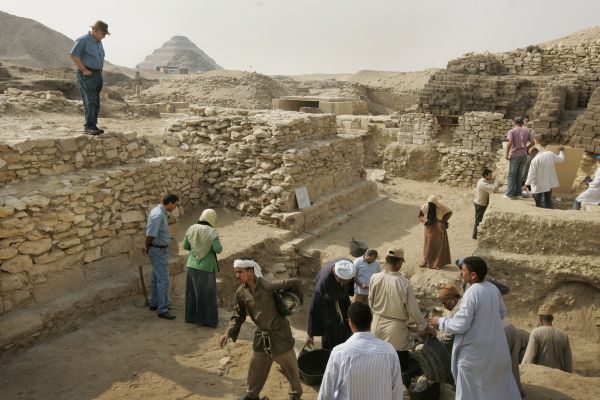 Havás (vlevo nahoře) sleduje práce na odkrývání nově objevené pyramidy