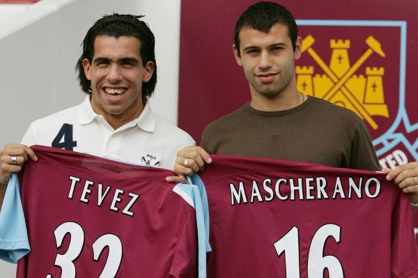 Carlos Tévez a Javier Mascherano. 