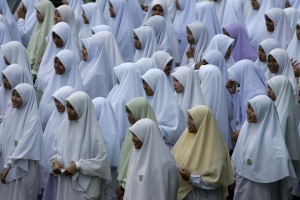 Malajské muslimky nevypadají, že by měly na kalhoty pomyšlení...
