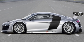 Kvůli pravidlům v závodní skupině GT3 se Audi muselo vzdát i pohonu všech kol, své hlavní marketingové zbraně. 