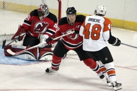 Karel Rachůnek (uprostřed) z New Jersey Devils v utkání s Philadelphií