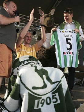 Karel Rada dostal "na důchod" od Klokanů křeslo a deku.
