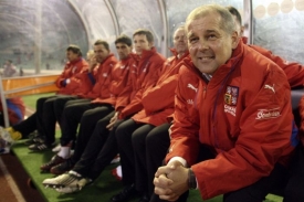 Petr Rada (vpravo) a lavička n&aacute;hradn&iacute;ků v utk&aacute;n&iacute; proti Maroku.