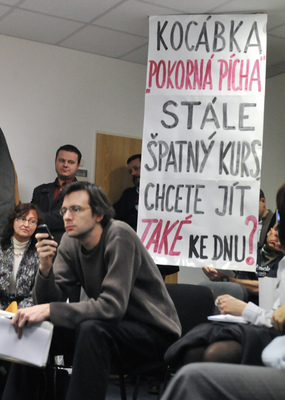 Transparenty na jednání Rady Českého rozhlasu. 