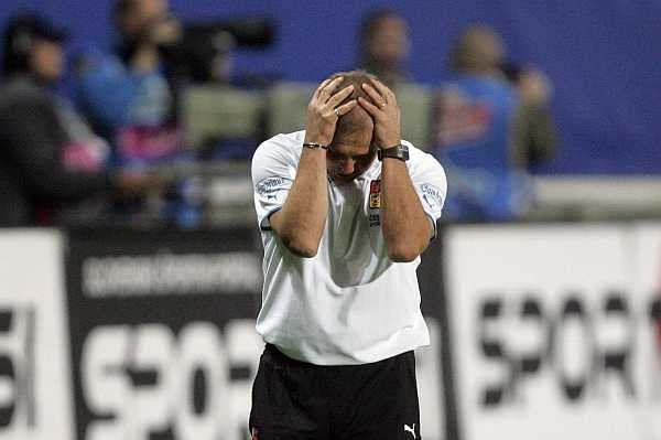 Trenér fotbalistů Česka Petr Rada během zápasu se Slovinskem.