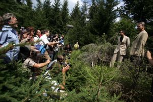 Kóta 718 v Brdech. Vpravo mluvčí ministerstva vnitra Andrej Čírtek a vládní mluvčí pro radar Tomáš Klvaňa
