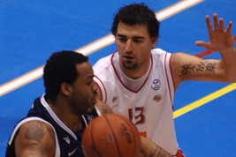 James Thomas z Beghelli Boloňa (vlevo) a Radoslav Rančík z Nymburka. James Thomas z Beghelli Boloňa (vlevo) a Radoslav Rančík z Nymburka.