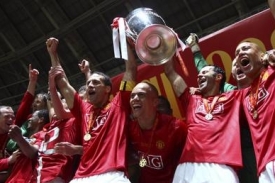 Fotbalisté Manchesteru slaví s trofejí triumf v Lize mistrů.