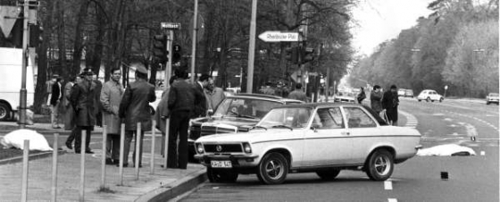 Oběti RAF. Mrtvoly S. Biuback a jeho řidiče v Karlsruhe, duben 1977.