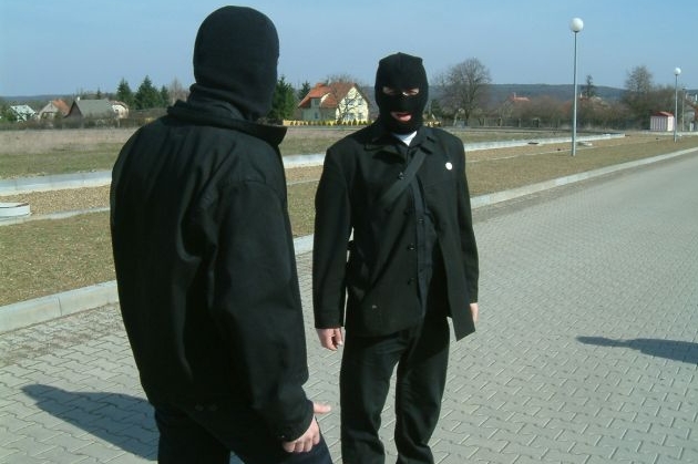 Umělecká skupina Rafani. Žádné tváře, žádné adresy, žádné texty.