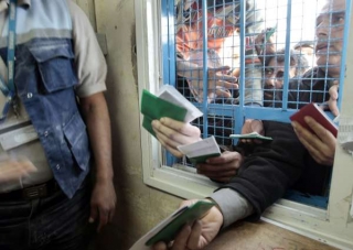 Zoufalí Palestinci se tlačí u výdeje humanitární pomoci OSN.