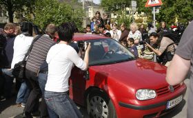 Je uvnitř Josef F. nebo jeho dcera? Vůz opouští policejní stanici.