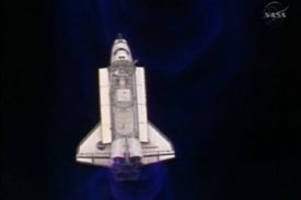 Raketoplán Endeavour z pohledu ISS. Raketoplán Endeavour z pohledu ISS.