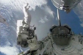 Stephen Bowen nad pr&aacute;zdn&yacute;m n&aacute;kladov&yacute;m prostorem raketopl&aacute;nu.