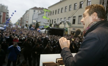 Populisté lidu. Šéf FPÖ Strache na mítinku ve Vídni.