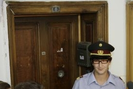Policejní mluvčí před místem činu