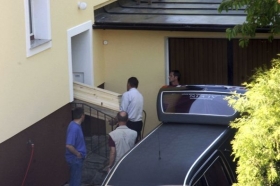 Pohřebn&iacute; služba vyn&aacute;&scaron;&iacute; rakev s jednou z obět&iacute; R. Steinbauera.
