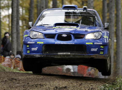 Nor Peter Solberg ve svém Subaru. Nor Peter Solberg ve svém Subaru.