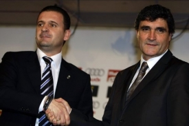 Nový kouč Realu Madrid Juande Ramos (vpravo) s ředitelem Mijatovičem. Nový kouč Realu Madrid Juande Ramos (vpravo) s ředitelem Mijatovičem.
