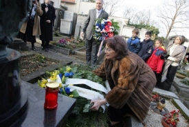 Jana Rašínová pokládá na hrob věnec.