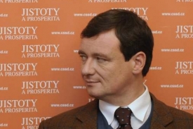 David Rath patř&iacute; ve sněmovně k ob&aacute;van&yacute;m diskut&eacute;rům.