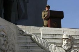 Ra&uacute;l Castro nad reli&eacute;fem sv&eacute;ho bratra Fidela