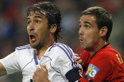 Útočník Realu Raúl (vlevo) v souboji s Navarrem z Mallorky Útočník Realu Raúl (vlevo) v souboji s Navarrem z Mallorky