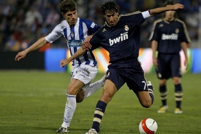 Raúl z Realu Madrid (vpravo) se probíjí obranou Huelvy.