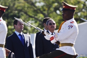 Medvěděv a kub&aacute;nsk&yacute; vůdce Ra&uacute;l Castro při přehl&iacute;dce v Havaně.