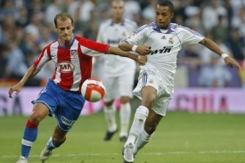 Hráč Realu Madrid Robinho (vpravo) se pře o míč s hráčem Atletika Mariano Perniem