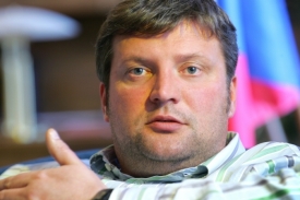 Ministr dopravy Řebíček je vskutku štědrý, let platil i bodyguardům.