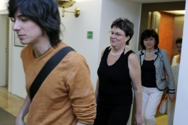 Rebelové přicházejí: Stropnický, Kuchtová, Zubová, Jakubková.