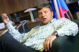 Ministr dopravy Ale&scaron; Řeb&iacute;ček. Grant a dlužn&iacute;k v jedn&eacute; osobě.