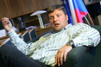 Aleš Řebíček popírá dohodu s Pentou o pozemcích pro ranvej. 