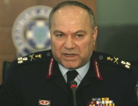 &Scaron;&eacute;f řeck&eacute; policie Tsiatouras na tiskov&eacute; konferenci.