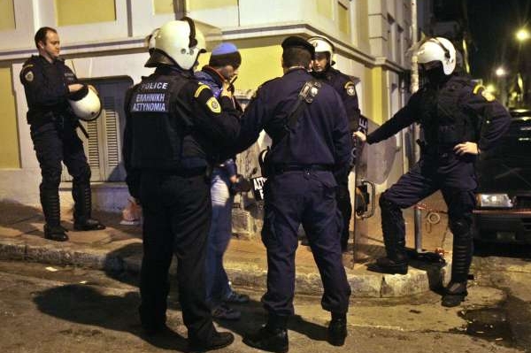 Rečtí policisté na místě, kde postřelili jejich kolegu. Rečtí policisté na místě, kde postřelili jejich kolegu.