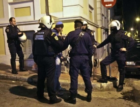 Rečt&iacute; policist&eacute; na m&iacute;stě, kde postřelili jejich kolegu.