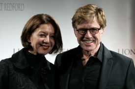 Robert Redford se snoubenkou Malerin Sibylle Szaggarsovou.