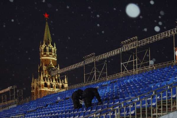 Dělníci dokončují tribuny pro utkání hvězd KHL. Dělníci dokončují tribuny pro utkání hvězd KHL.