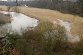 Například Berounka se už začala vylévat do okolních luk.