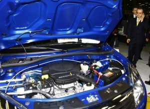Rumunský premiér předvádí výrobky místní továrny Renaultu.