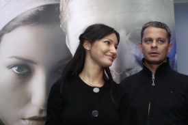 Herečka Raluca Aprodu s režisérem Filipem Renčem na premiéře filmu.
