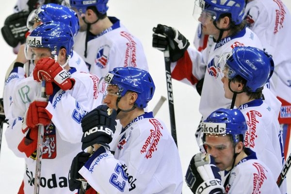 Hráči českého týmu po prohře 3:5 s Finskem. Hráči českého týmu po prohře 3:5 s Finskem.