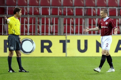 Tomáš Řepka právě viděl červenou kartu a opouští hřiště. Tomáš Řepka právě viděl červenou kartu a opouští hřiště.